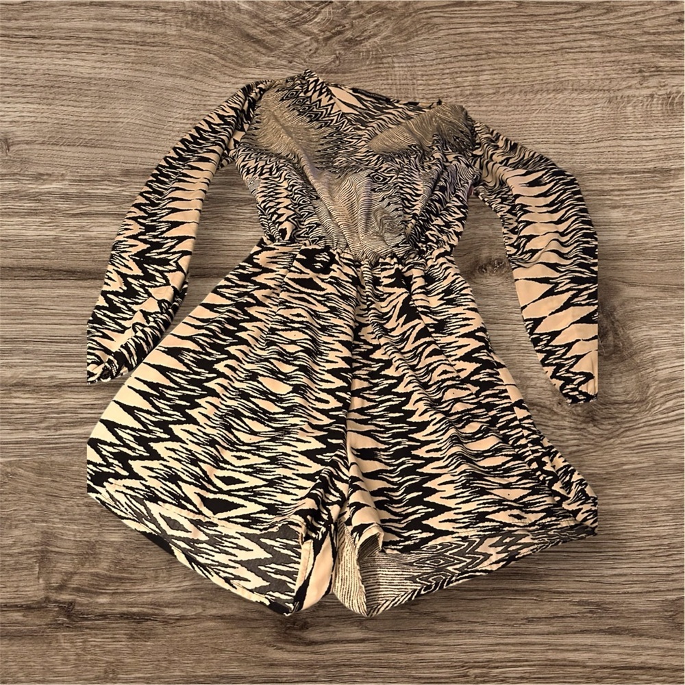 Zigzag Patterned Long Sleeve Romper Size Large